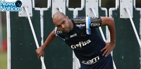 Left or right alecsandro observa posicionamento do goleiro em treino do palmeiras na academia de futebol 1460515713650 615x300