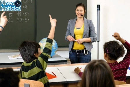 Left or right nen o sugere uso de microfones em sala de aula como instrumento de trabalho dos docentes foto ilustra o