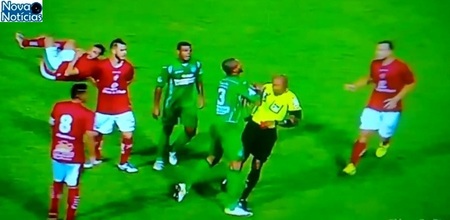 Left or right zagueiro ferreira empurra arbitro na partida boa x guarani pela serie c 1478385105856 615x300