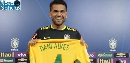 Left or right daniel alves mostra camisa que utilizara em jogo contra a argentina homenagem a carlos alberto torres 1478640147320 615x300