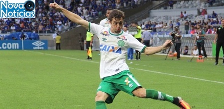 Left or right hyoran prepara cruzamento durante jogo da chapecoense contra o cruzeiro 1478621780163 615x300