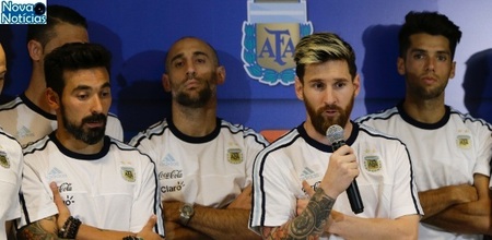 Left or right messi comunica rompimento a selecao argentina com a imprensa 1479264629422 615x300
