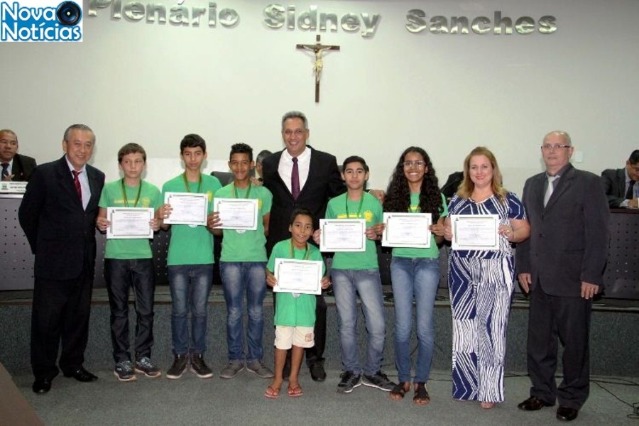 Center alunos da escola padre anchieta recebem mo o de parabeniza o por premia es em feiras de tecnologia foto jo o cl udio cmna