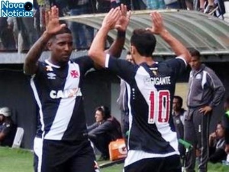 Left or right jogadores comemoram com nene segundo gol do vasco sobre o bragantino 1480184402304 v2 300x225