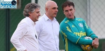 Left or right paulo nobre e cuca conversam com mauricio galiotte cotado para assumir o palmeiras apos saida do atual presidente 1472125221150 615x300