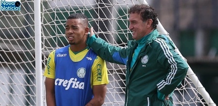 Left or right gabriel jesus e cuca durante treino do palmeiras na academia de futebol 1463801250904 615x300