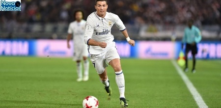 Left or right cristiano ronaldo corre em kashima antlers x real madrid 1482059901860 615x300