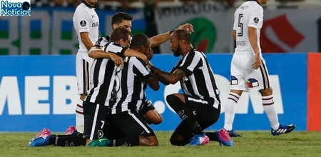 Left or right jogadores do botafogo comemoram o gol de airton contra o colo colo pela copa libertadores 2017 1485996022709 615x300