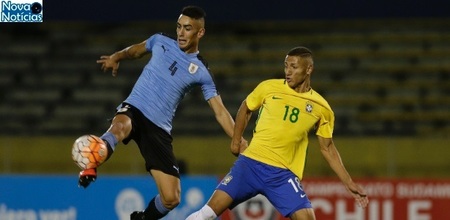 Left or right jose rodriguez do uruguai e richarlison do brasil disputam bola no sul americano sub 20 1486083792225 615x300
