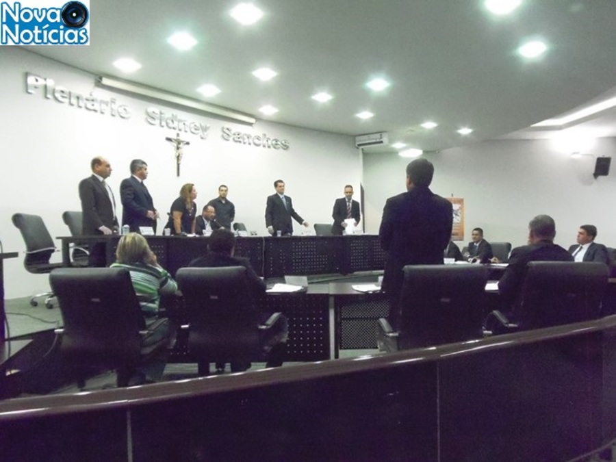 Center voto contra a cria o dos 25 cargosss