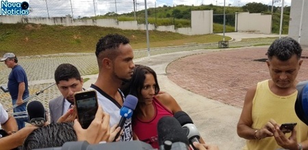 Left or right 2mar2017 o ex goleiro bruno foi a justica informar seu endereco de residencia ele nao falou com a imprensa mas fez fotos com curiosos 1488480615119 615x300