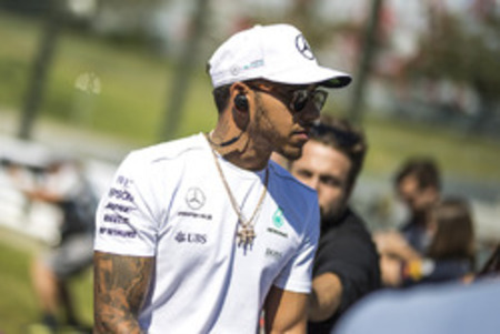 Left or right f1 japanese gp 2017 lewis hamilton mercedes amg f1 on the drivers parade