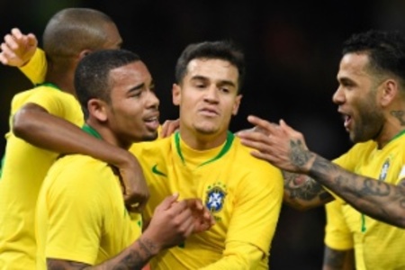 Left or right gabriel jesus philippe coutinho e daniel alves comemoram gol no primeiro tempo 1522182475812 300x200