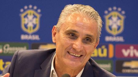Left or right tite sorri durante entrevista coletiva na selecao brasileira 1534516482550 v2 450x253
