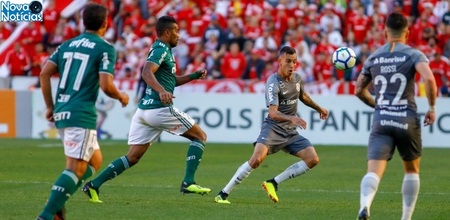 Left or right jogadores de internacional e palmeiras disputam a bola 1535311829971 615x300