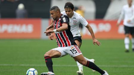 Left or right seguido por romero bruno peres carrega a bola em corinthians x sao paulo 1541883698334 v2 450x253