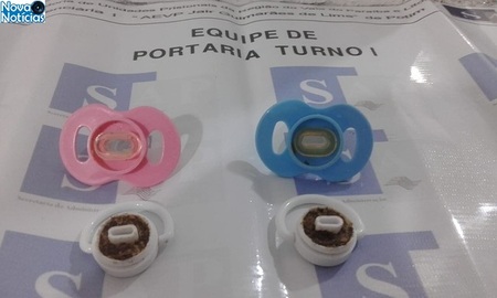Left or right mulher escondeu maconha dentro das chupetas de bebe de 1 ano 1