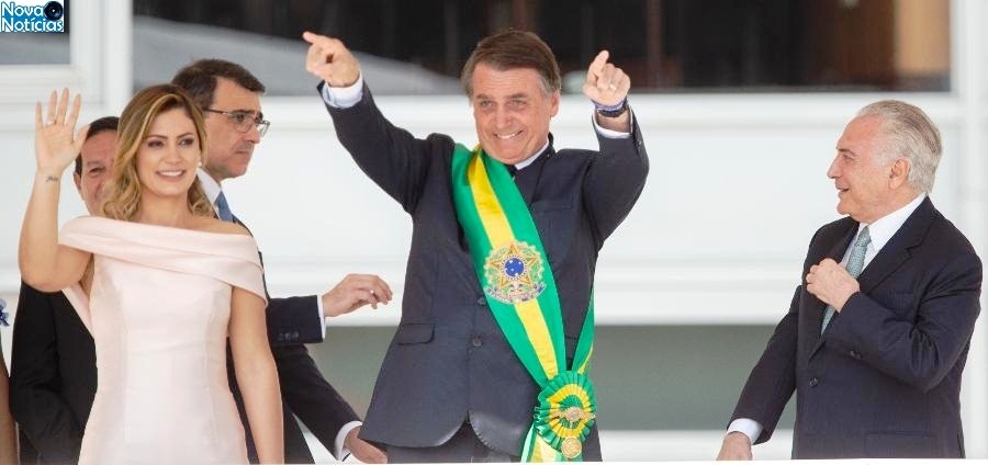 Center jair bolsonaro cumprimenta o publico apos receber a faixa presidencial 1546372154784 v2 900x506