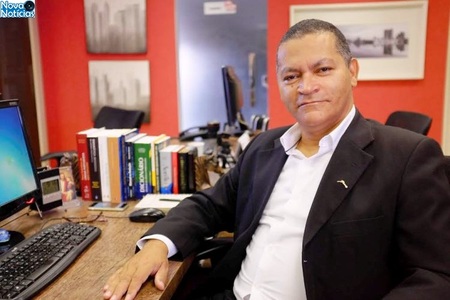 Left or right wilson aquino jorn. prof.