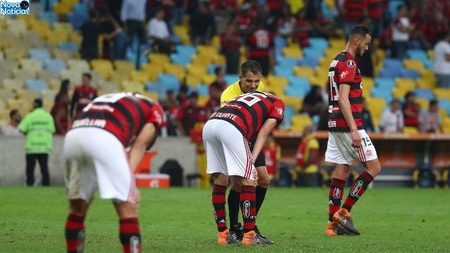 Left or right jogadores do flamengo lamentam gol sofrido diante do cruzeiro em duelo pela libertadores 1533788459240 v2 900x506