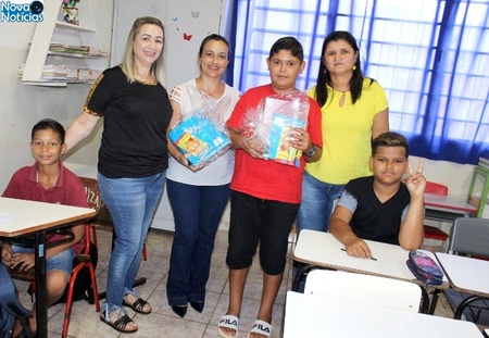 Left or right governo municipal entrega cerca de mil kits escolares na volta s aulas 