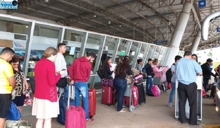 Left or right passageiros aguardam onibus na rodovi ria 730x425