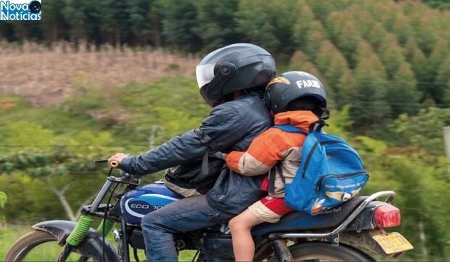 Left or right motociclista com crianca como passageiro 730x425