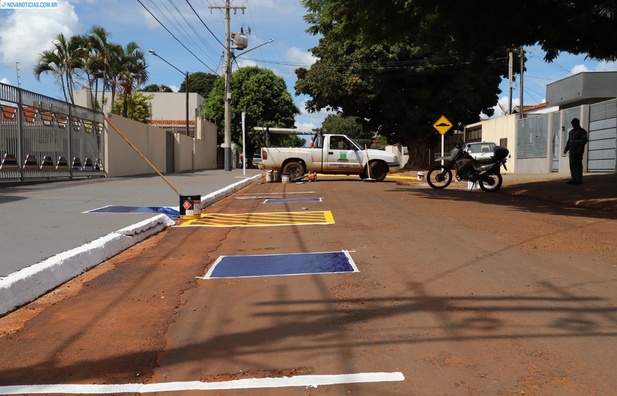 Left or right pintura de sinaliza o de tr nsito horizontal em diversas vias urbanas 3 