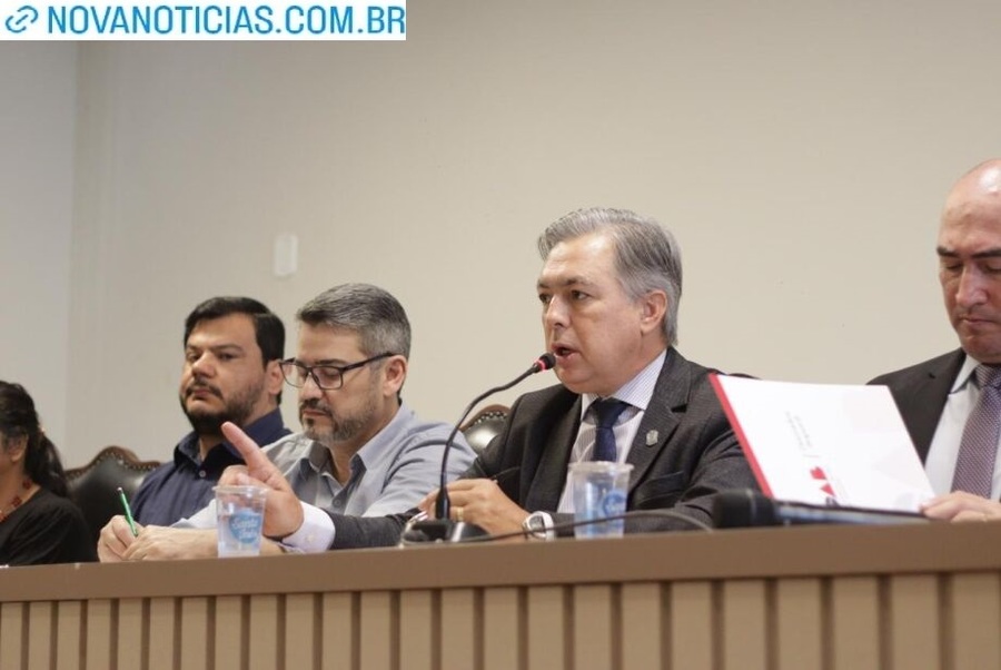 Left or right policia carlos videira vinicios araujo