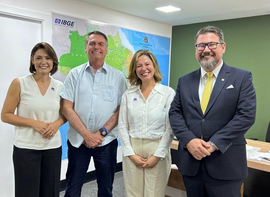 Left or right pollon com a esposa e bolsonaro