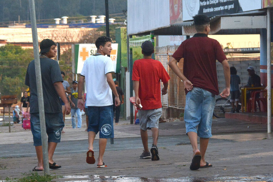 Left or right 02 0823 0374 jovens na rua go