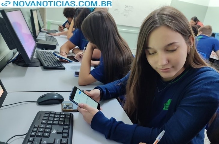 Left or right celulares em escolas aluna 730x480