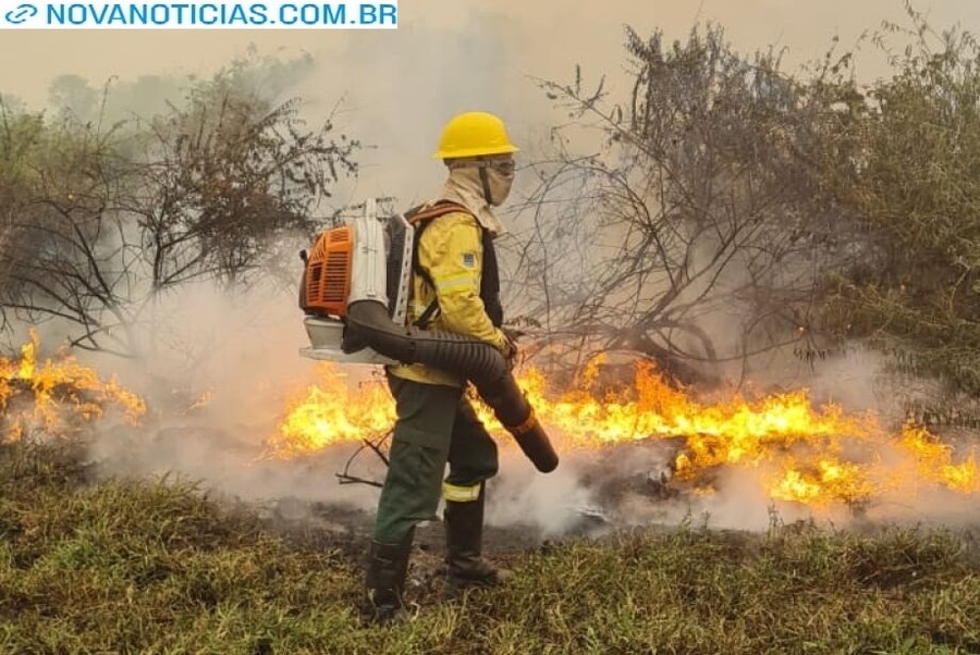 Left or right cidades combate fogo