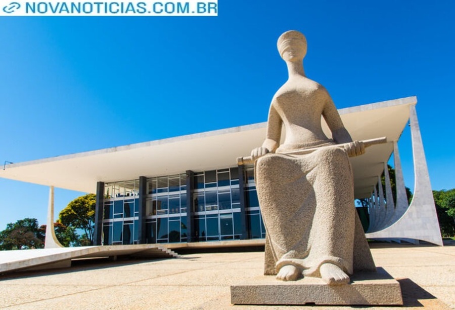 Left or right fachada com estatua