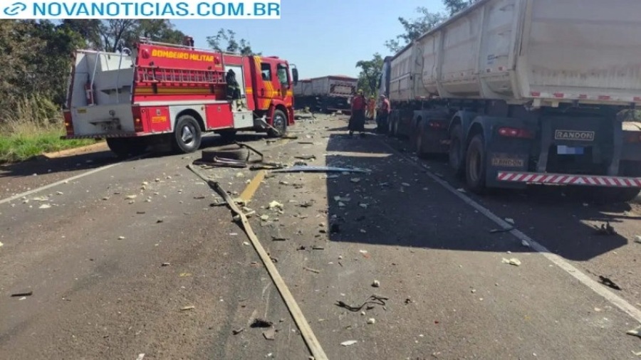 Left or right batida entre caminhao e carretas deixa 2 mortos na br 262 17562390219966 thumb