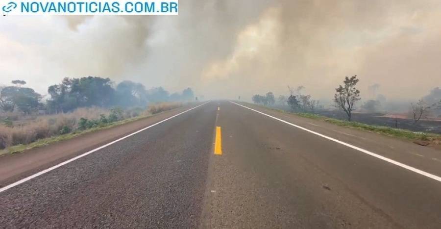 Left or right incendio as margens da br 163 fecha rodovia e causa panico entre motoristas em nova alvorada do sul 17603093337143 thumb