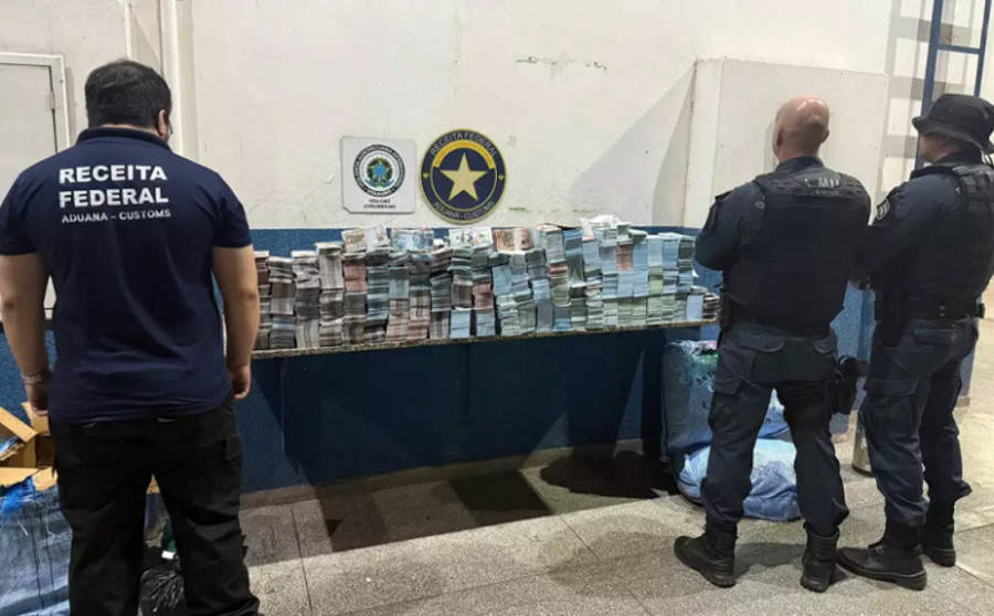 Left or right receita federal apreende grande volume de cedulas falsas vindas da bolivia em corumba 17676097635385 thumb